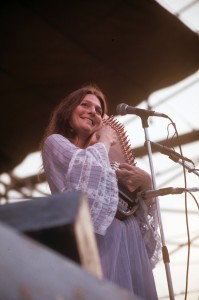 Judy Collins playing the autoharp at the 1985 Newport Folk Festival